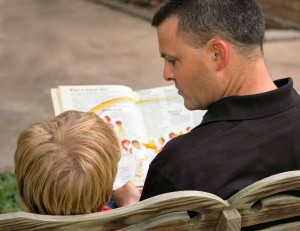 Vater liest Kind etwas vor